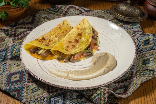 Кыстыбый с языком, овощной сальсой и муссом из грибов